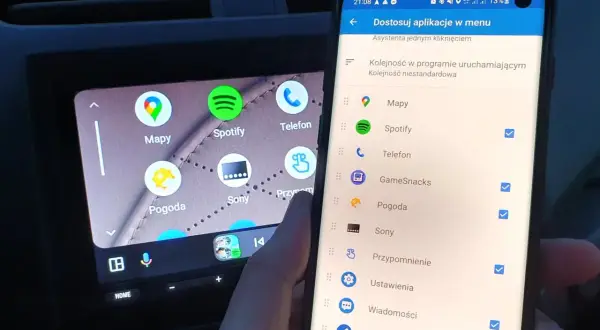 Dostosowywanie aplikacji w menu Android Auto. Na ekranie telefonu widać listę aplikacji, a obok nich pola wyboru.