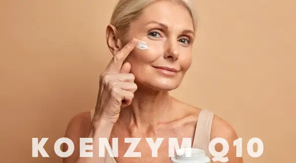 Kobieta aplikuje krem z koenzymem Q10. Czy stosować go rano czy wieczorem?