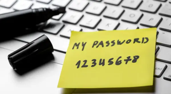 Na klawiaturze leży żółta karteczka z napisem "MY PASSWORD" i cyframi "12345678". Obok leży czarny marker. To zły pomysł na hasło!