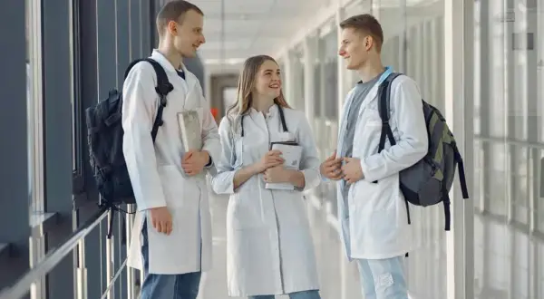 Ile trwają studia medyczne w USA? Zaskakujące fakty o czasie nauki