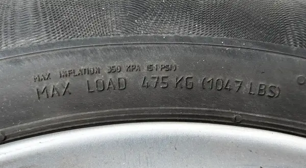 Oznaczenie opon: maksymalne ciśnienie 350 kPa (51 PSI), maksymalne obciążenie 475 kg (1047 funtów).