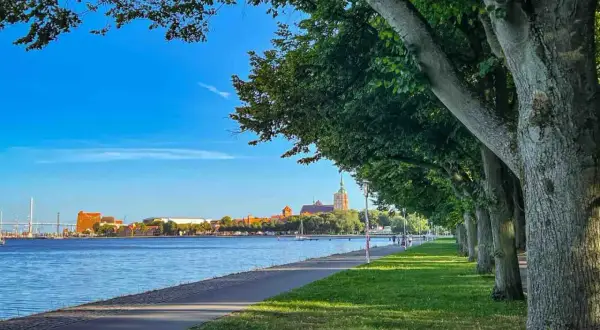 Uferpromenade in Stralsund mit Blick auf die Altstadt. Hier kann man in Stralsund spazieren gehen, die frische Brise genießen und die historische Kulisse bewundern.