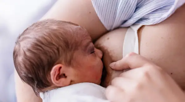 Nowe życie, karmienie piersią. Nawet jeśli pojawią się torbiele w piersiach, miłość matki i dziecka jest silniejsza.
