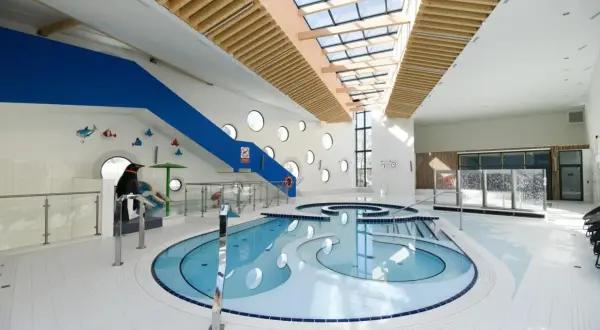 Nowoczesny basen z atrakcjami dla dzieci. Sprawdź oceanarium Toruń ceny biletów i zaplanuj rodzinny wypad!