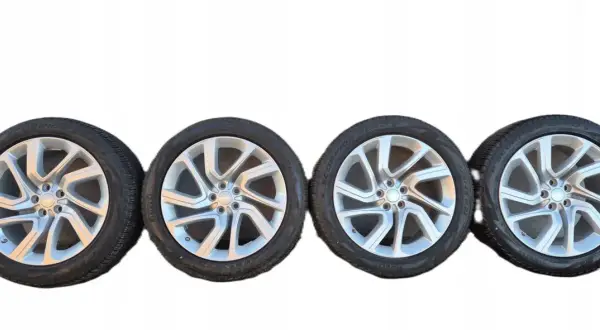 Cztery felgi aluminiowe do Range Rover Vogue z oponami Pirelli Scorpion Zero.