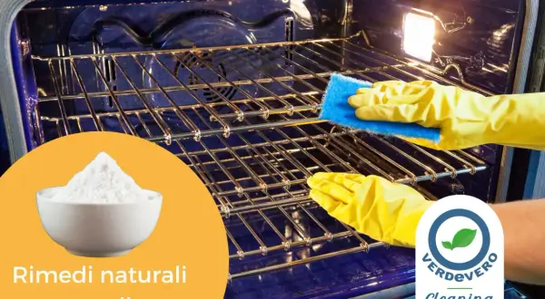 Mani con guanti gialli puliscono le griglie del forno con una spugna blu. Una ciotola di bicarbonato suggerisce rimedi naturali per pulire.