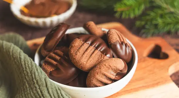 Schokoladige Nutella Cookies in einer Schale, bereit zum Genießen.