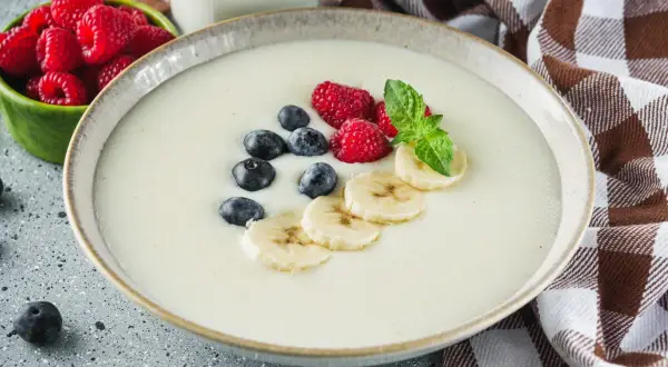 Grysik z malinami, borówkami i bananem. Pyszne śniadanie pełne witamin.