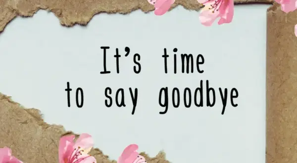 Kwiaty wiśni otaczają napis "It's time to say goodbye". To tłumaczenie tej frazy na polski, symbolizujące pożegnanie.