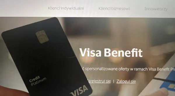 Karta Visa Platinum na tle strony Visa Benefit. Odkryj spersonalizowane oferty w ramach visa program lojalnościowy.