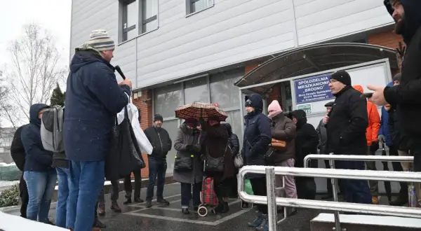 Mieszkańcy zebrani przed Spółdzielnią Mieszkaniową "Bródno" dyskutują, kto nadzoruje spółdzielnie mieszkaniowe.
