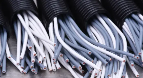 Jaki kabel elektryczny do ziemi do domu? Wybierz bezpieczne rozwiązanie
