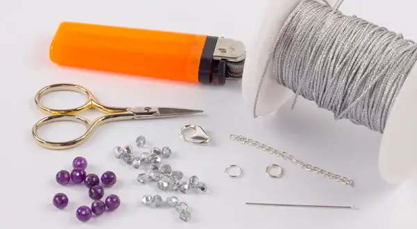 Jak stworzyć bransoletkę makramową DIY - proste instrukcje i materiały