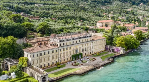 Villa Bettoni, imponente residenza affacciata sul lago, circondata da verde e colline.