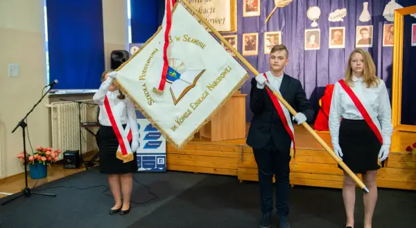 Ile waży sztandar szkolny? Rozkładamy ciężar na czynniki pierwsze