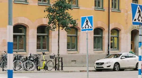 Parkeringsskyltar betydelse: Blå skyltar visar var man får parkera, med tidsbegränsningar och avgifter. Fotgängare har företräde vid övergångsstället.