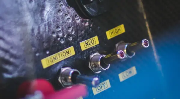 Przełączniki na desce rozdzielczej: "Ignition", "N2O" (podtlenek azotu), "High", "Low", "Off".