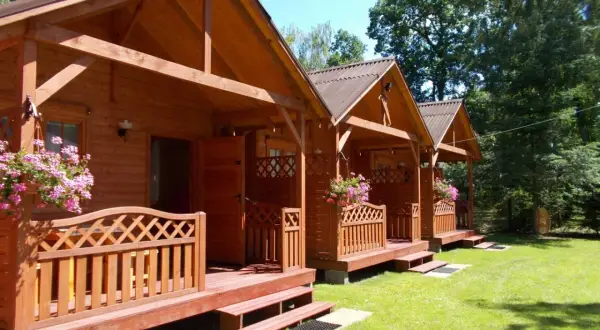 Urocze pobierowo domki nad morzem, otoczone zielenią, zapraszają na wypoczynek.