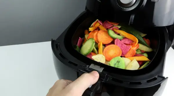 Kolorowe warzywa w air fryerze. Zastanawiasz się, jaki air fryer wybrać do przygotowania zdrowych przekąsek?