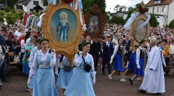 Procesja niesie ozdobne feretrony z obrazami Matki Bożej i Świętej Rodziny. Tłum ludzi towarzyszy niesionym feretronom.