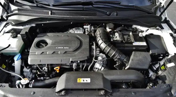 Silnik CRDi 1.6V w Hyundai i40. Wiele osób szuka o nim pozytywnych **hyundai i40 opinie**.