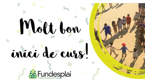 ¡Feliz inicio de curso! Niños y niñas tomados de la mano, listos para las actividades.