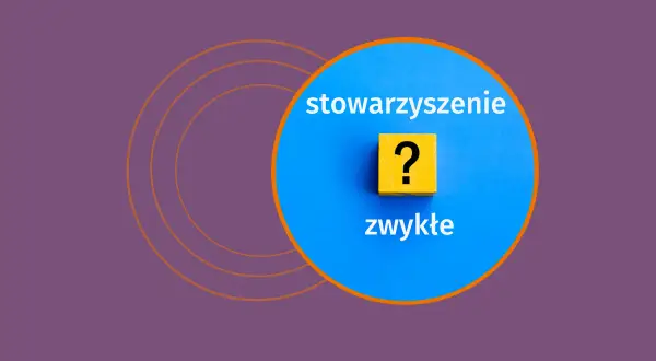 Niebieskie koło z tekstem "stowarzyszenie zwykłe" i żółty klocek z pytajnikiem.