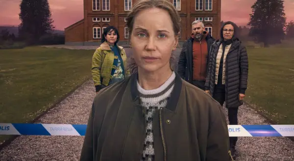 Fyra personer står framför ett tegelhus, avspärrat med polisens band. En spännande deckare på TV4 Play.