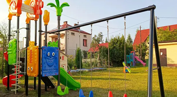 Plac zabaw: 50+ kreatywnych zabaw dla dzieci rozwijaj i baw!