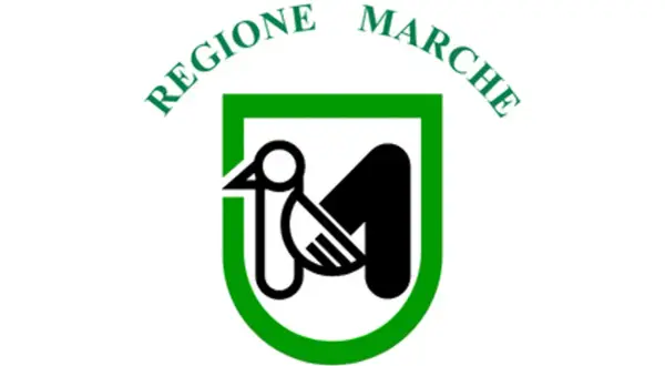 Simbolo della Regione Marche: un uccello stilizzato che forma la lettera M, racchiuso in uno scudo verde.