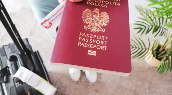 Paszport i dowód osobisty gotowe do podróży. Czy do Rumunii potrzebny jest paszport? Tak, jeśli nie jesteś obywatelem UE.