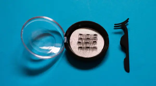 Magnetische Wimpern in einer Dose mit Applikator, eine Hilfe für Frauen, die während der Chemotherapie ihre Wimpern verlieren.