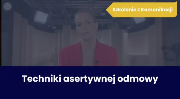Kobieta w czerwonej marynarce podczas szkolenia z komunikacji omawia techniki asertywnej odmowy.