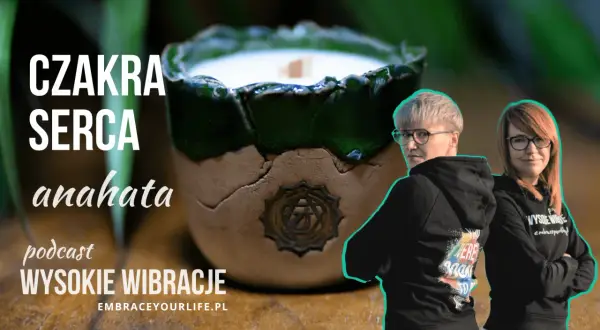 Podcast "Wysokie Wibracje" o tym, jak odblokować czakrę serca. Dwie osoby w bluzach z kapturem stoją obok siebie.