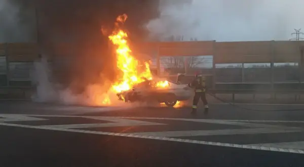Strażak walczy z płomieniami, gdy samochód na autostradzie płonie. Czy olej napędowy się pali?