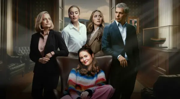 En familj samlad i ett lyxigt rum, kanske en nepo baby serie som utforskar deras liv.
