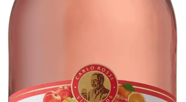 Butelka Carlo Rossi Pink Moscato z owocami: brzoskwiniami, winogronami, jabłkiem i pomarańczą.