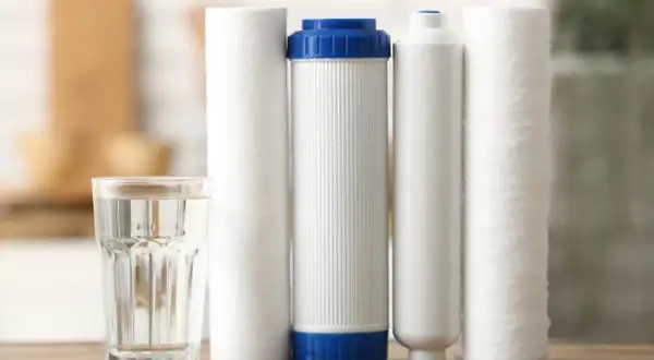 Verre d'eau et cartouches filtrantes. Quand changer cartouche anti-calcaire ? C'est le moment de penser à leur remplacement pour une eau pure.