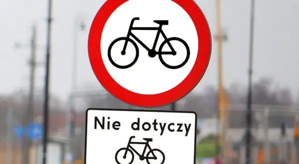 Dwa znaki drogowe: okrągły z rowerem i przekreślonym, oraz prostokątny z napisem "Nie dotyczy" i rowerem. Różne rodzaje znaków informują o zakazie ruchu rowerowego.