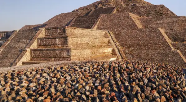 Kamienne schody piramid w Teotihuacan, jakby z gry, wznoszą się ku niebu. Przed nimi morze kamieni.