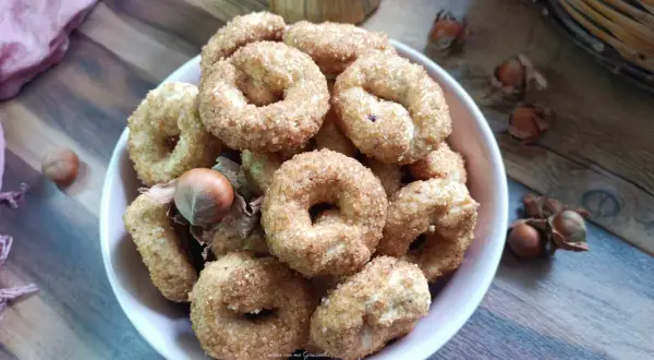 Ciambelline al vino cosparse di zucchero, pronte per essere gustate.