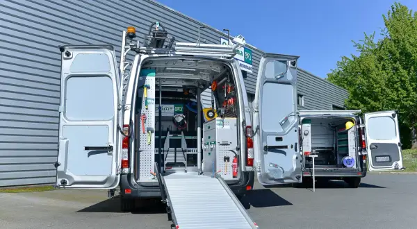 Aménagement d'un fourgon pour un professionnel : une excellente idée rangement camion avec outils et échelle.