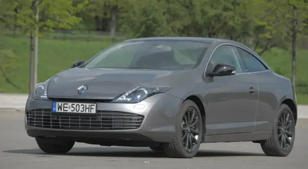 Szary Renault Laguna 3 wymiary coupe stoi na parkingu.