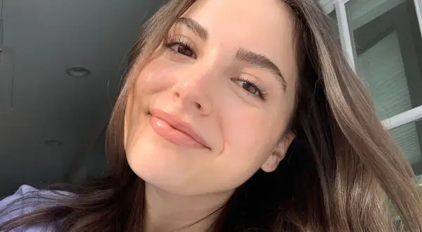 Una mujer sonríe con una piel luminosa y un brillo natural.