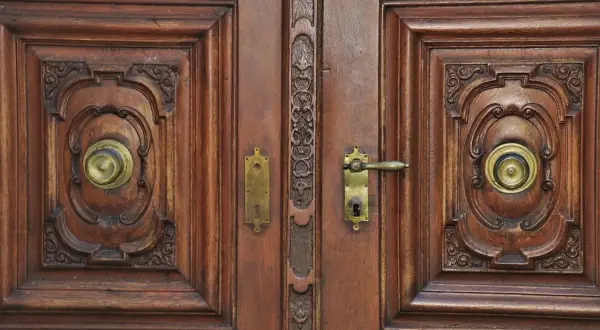 Puertas de madera tallada con pomos dorados. ¿Puede un usufructuario cambiar la cerradura de estas puertas?