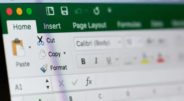 Ekran Excel z opcjami "Home", "Insert", "Cut", "Copy", "Paste". Widoczne ikony i przyciski do formatowania tekstu, ułatwiające blokowanie komórek Excel.