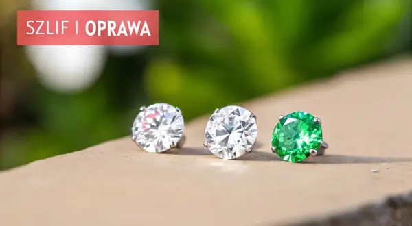 Trzy błyszczące kamienie: dwa białe i jeden zielony, każdy z precyzyjnym fasetowym szlifem, prezentują swoje piękno.