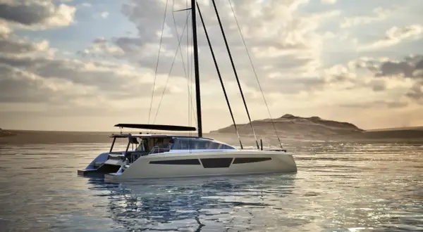 Catamarano moderno in navigazione, con le sue linee eleganti che suggeriscono grande velocità.