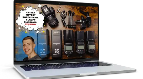 Na ekranie laptopa kurs online: Cztery metody jak ustawić lampę błyskową w aparacie. Widoczne lampy Quadralite, akcesoria i aparat.