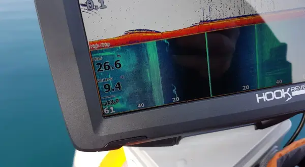 Schermo Lowrance Hook Reveal 7 con dati di profondità, temperatura e velocità. Le recensioni confermano la sua efficacia per la pesca.